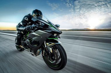 А байк быстрее: что может запредельный Bugatti и безумный Kawasaki?